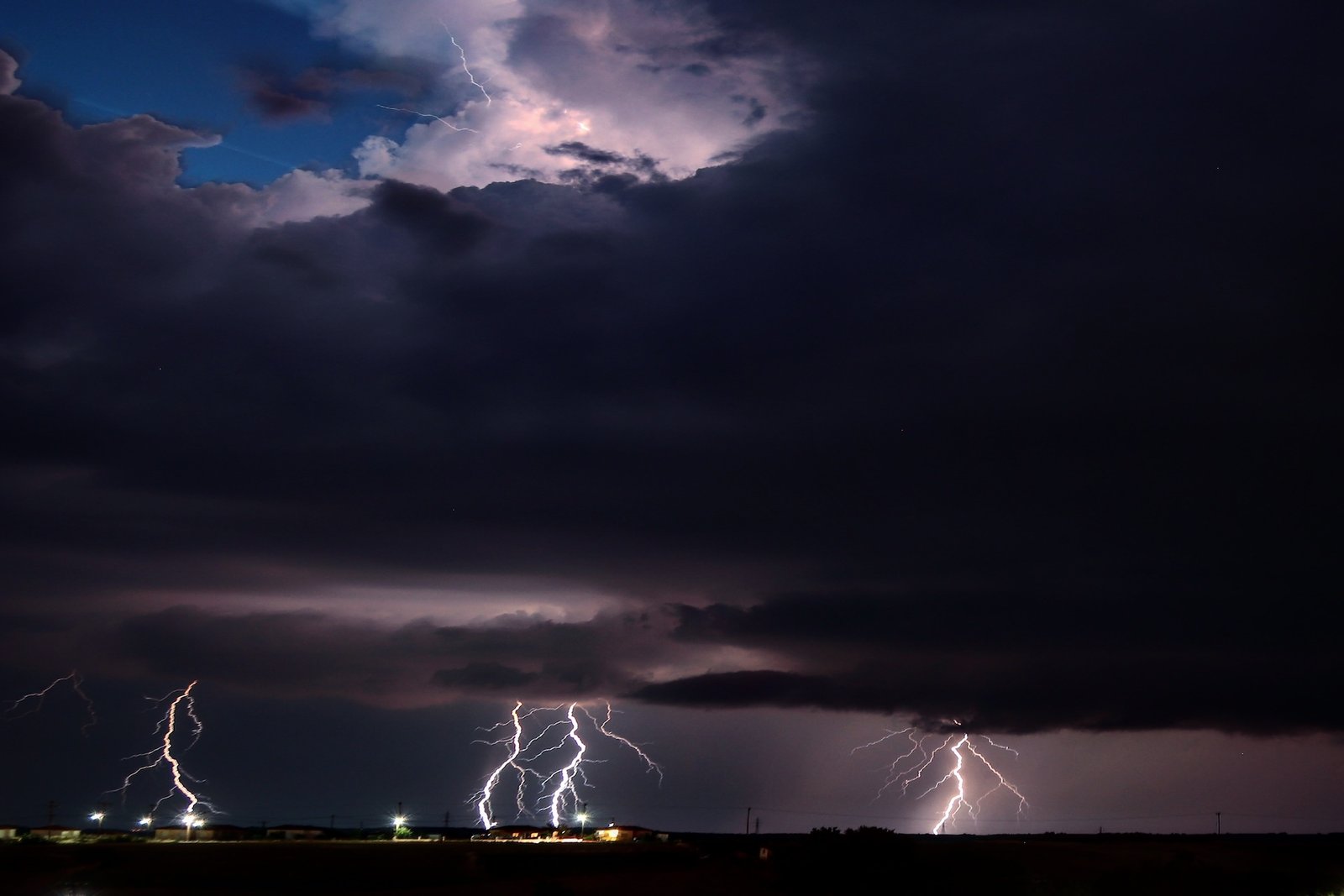Lee más sobre el artículo 🌧️ CÓMO PROTEGER TU HOGAR ANTE EVENTOS CLIMÁTICOS EXTREMOS